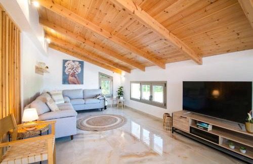 Alonia Villa | Villa Chrysso Horio 2 by Villa Plus