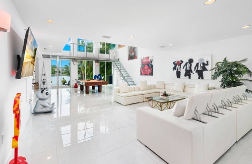 The Roads Villa | Villa Clara Waterfront 6 bedroom home 5 minutes from brickell and south beach