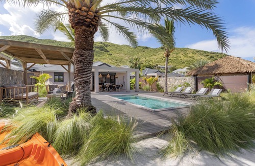 Bellevue Villa | Villa Coco - Waterfront property with water access, swimming pool, AC & kayaks