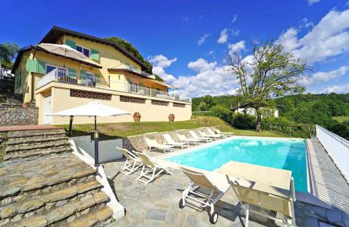 Castelnuovo Magra Villa | Villa Collina Del Sole 12 Pax by VILLASRETREATS
