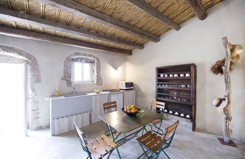 Noto Villa | VILLA CON PISCINA 5X30 E 4 APPARTAMENTI CON GIARDINO TOTALMENTE INDIPENDENTI.