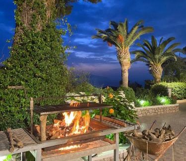 Anacapri Villa | Villa con piscina con 8 camere matrimoniali ad Anacapri, by La Canostra Capri