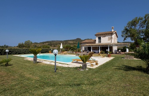 Uri Villa | Villa con Piscina Privata e Jacuzzi esterna idromassaggio.