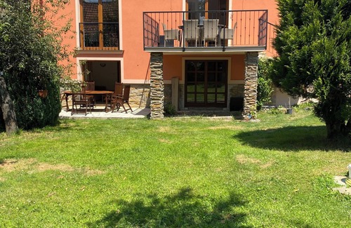 Roznava Villa | Villa Coral - Beautiful Poolside Oasis