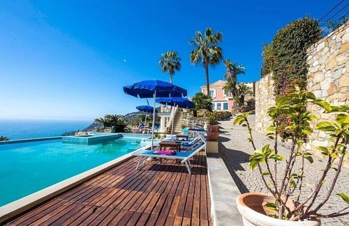 Ospedaletti Villa | Villa Cosmea: A charming and bright three-story villa which faces the sun and the sea, with Free WI-FI.