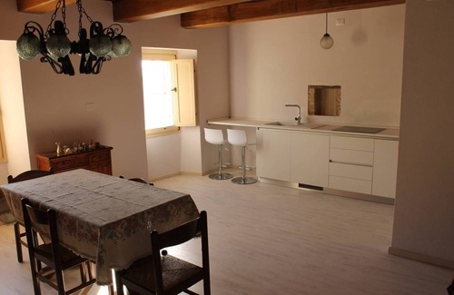 Sigillo Apartment | Villa Costanzi: Comfy Apartment Below The Cucco