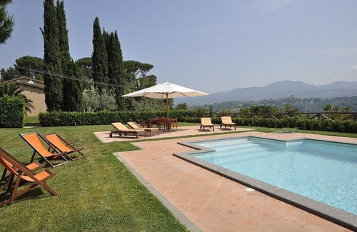 Calvi di Umbria Villa | Villa Darsia: A splendid and luminous two-story villa surrounded by meadows and by green hills, with Free WI-FI.