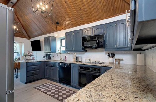 North Richland Hills House | Villa D’Oro, Saltwater Pool, Hot Tub, Arcade, Foosball & Walking Trail