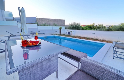 Drace Villa | Villa E & D - Four-Bedroom Villa with Pool and Patio - VIlla D