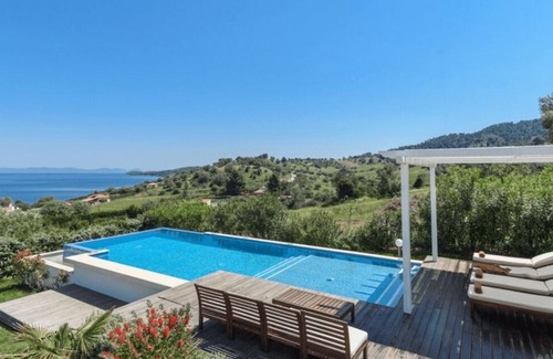 Paliouri House | Villa Ekavi by Fantasia Villas