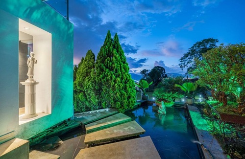 Envigado Villa | VILLA ELEGANCIA, VISTAS A LA CIUDAD CON JACUZZI Y PISCINA.