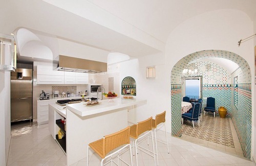 Positano Villa | Villa Eleganza: A splendid three-story villa which faces the sun and the sea, with Free WI-FI.