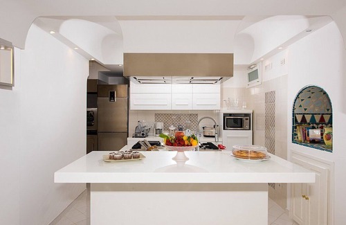 Positano Villa | Villa Eleganza: A splendid three-story villa which faces the sun and the sea, with Free WI-FI.