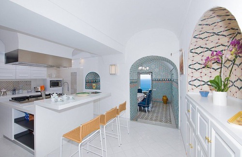 Positano Villa | Villa Eleganza: A splendid three-story villa which faces the sun and the sea, with Free WI-FI.