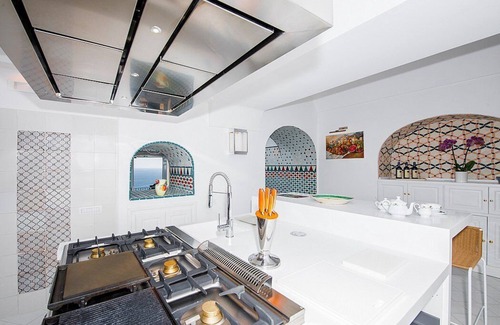 Positano Villa | Villa Eleganza: A splendid three-story villa which faces the sun and the sea, with Free WI-FI.