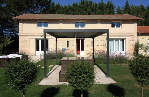 Civrac-de-Blaye Villa | villa entière château Lacroix de Civrac 3 ch, 3 sdb, piscine xxl,sauna, 4 étoiles,7 pers