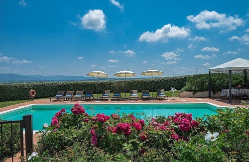 Le Piazze Villa | Villa Eterea: A luxurious three-story age-old farm house built in the 18th century, located in the heart of the Valdichiana, with Free WI-FI.