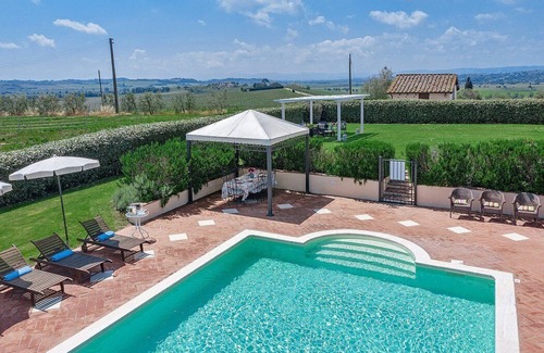 Le Piazze Villa | Villa Eterea: A luxurious three-story age-old farm house built in the 18th century, located in the heart of the Valdichiana, with Free WI-FI.