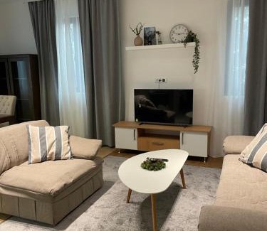 Lisina Apartment | Villa Evergreen