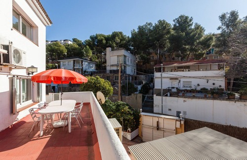 Castelldefels Villa | Villa 'Familiar Verdaguer' with Mountain View, Wi-Fi and Air Conditioning