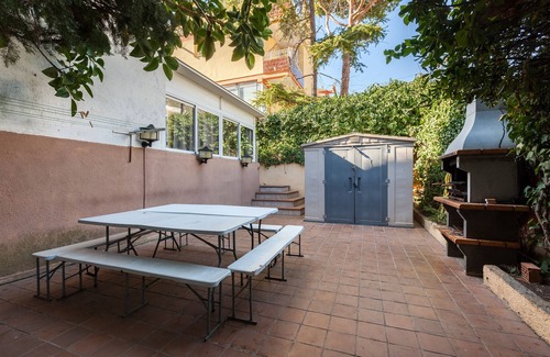 Castelldefels Villa | Villa 'Familiar Verdaguer' with Mountain View, Wi-Fi and Air Conditioning