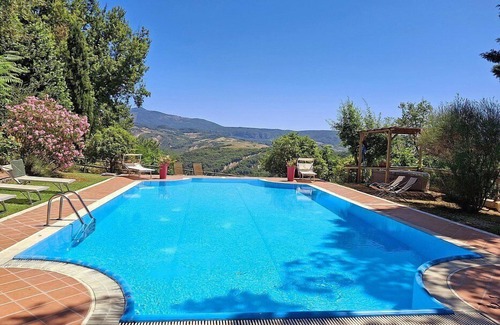 Il Poggio Villa | Villa Farnetta Grande: A spacious and welcoming three-story villa located in the heart of the Val d'Orcia, with Free WI-FI.