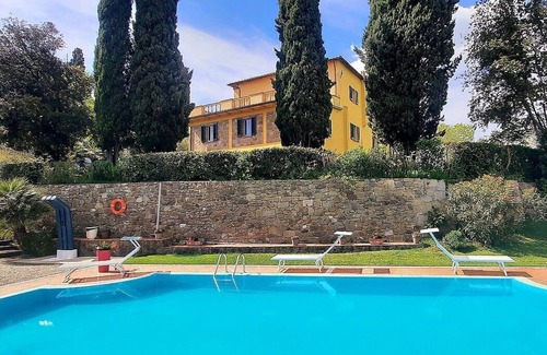 Il Poggio Villa | Villa Farnetta Grande: A spacious and welcoming three-story villa located in the heart of the Val d'Orcia, with Free WI-FI.