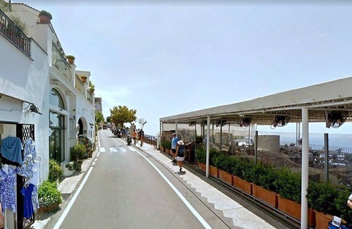 Positano City Centre House | Villa Faustina E: A bright and cheerful apartment overlooking the sea and the main beach of Positano.