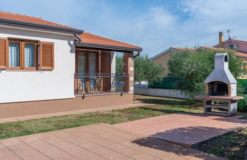 Nova Vas Cabin | Villa for up to 6 guests with a private garden and pool