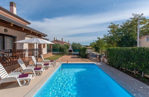 Nova Vas Cabin | Villa for up to 6 guests with a private garden and pool
