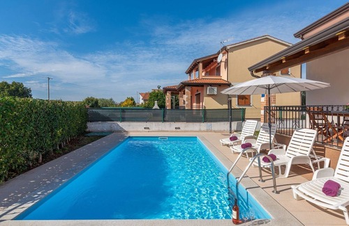 Nova Vas Cabin | Villa for up to 6 guests with a private garden and pool