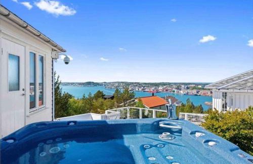 Reinsvik Villa | Villa Freya with stunning sea view