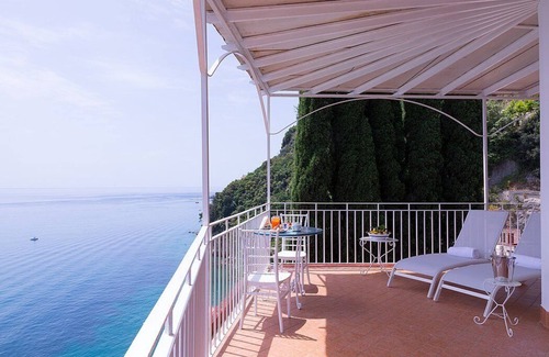 Vietri sul Mare Villa | Villa Furina: A bright and sunny four-story villa built on the sloping cliff in front of the sea, with Free WI-FI.