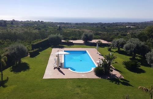 Santa Venerina House | Villa Ginevra depandance swimming pool and wifi and free parking