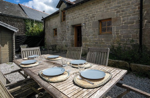 Guern House | Villa "Gite Relax a la Campagne" with Private Terrace & Wi-Fi