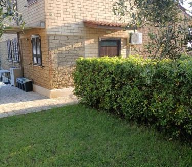 Anzio House | VILLA GIULIANA stanze con bagno interno in Villa a 350 mt spiaggia libera Lido delle Sirene