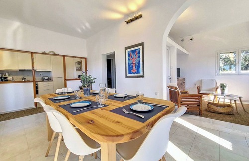 Pigadia Villa | Villa 'Hydra Bay Seaside with Pool' with Balcony, Wi-Fi and Air Conditioning