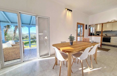 Pigadia Villa | Villa 'Hydra Bay Seaside with Pool' with Balcony, Wi-Fi and Air Conditioning