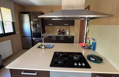 Salou Ski Chalet | Villa Ideal for families or groups of friends, pool and whirlpool bbq -centro salou