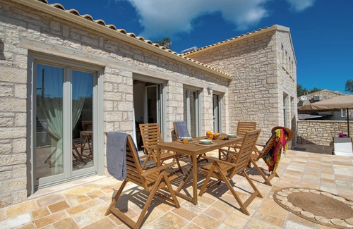 Mpogdanatika Villa | Villa Iliana on Paxos is looking forward to host you.