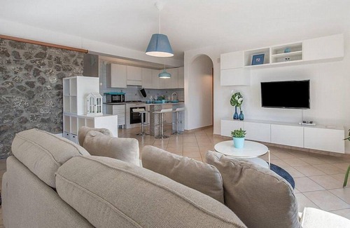 Sirenuse House | Villa Ilona: A splendid and luminous three-story independent house which faces the sun and the sea, with Free WI-FI.