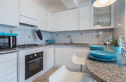 Sirenuse House | Villa Ilona: A splendid and luminous three-story independent house which faces the sun and the sea, with Free WI-FI.