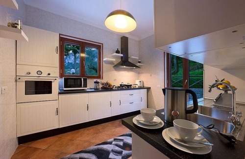 Sirenuse House | Villa Ilona: A splendid and luminous three-story independent house which faces the sun and the sea, with Free WI-FI.