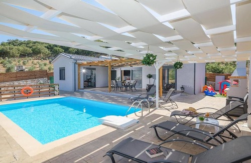 Monopari Villa | Villa in Armenoi with Private Pool & BBQ