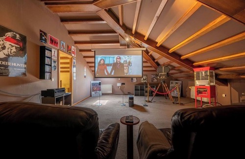 Castropol House | Villa in Asturias with cinema |Pool|BBQ|14 Pax|Games, IR Property Management
