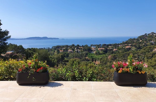 Hyeres Villa | Villa in Hyères near Beach & Pool