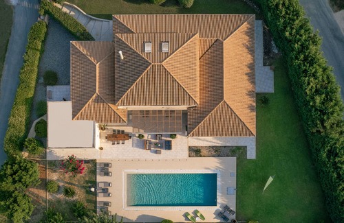 Laganas Villa | Villa la Curva is a modernly designed, 370m home, near the beach of Laganas.