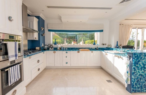 Abu Dhabi Villa | Villa Lazuli - One-of-a-kind stay, pool & jacuzzi - Saadiyat Island for 8 Guests