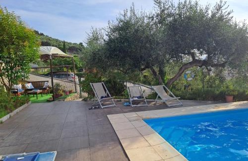 Imperia House | Villa Lazzarini Appartamento Giorgia con piscina condivisa 2km dal mare