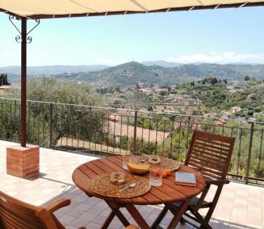 Imperia House | Villa Lazzarini Appartamento Giorgia con piscina condivisa 2km dal mare